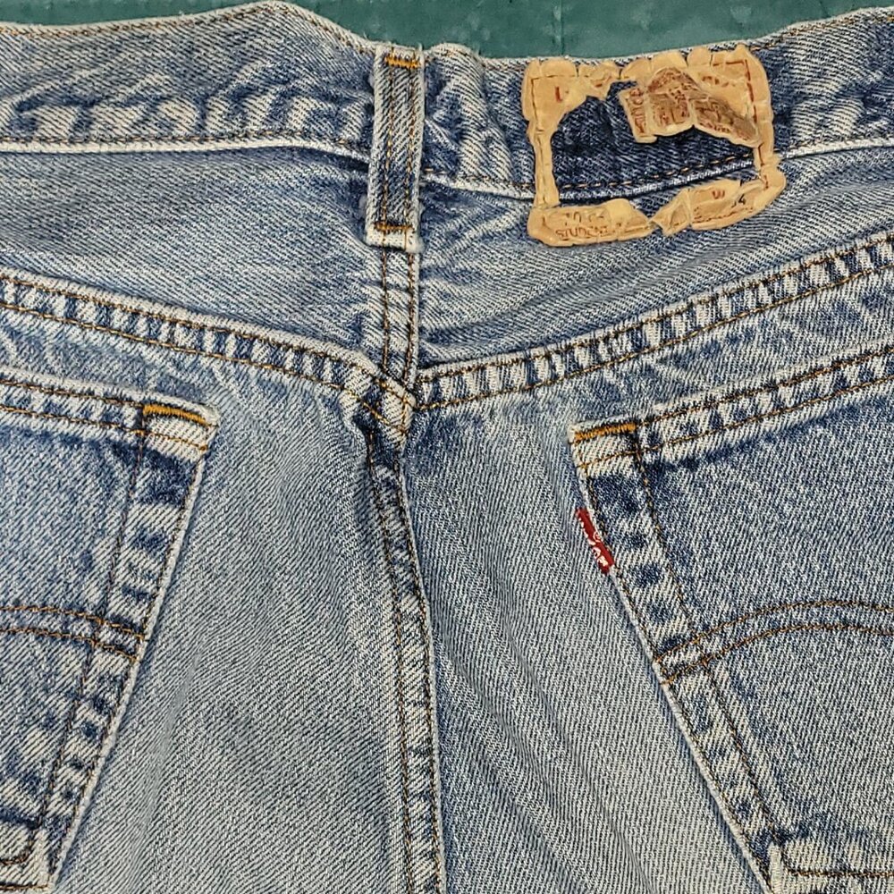 🔥 Levi’s 701 Vintage Shrink-to-Fit Student Cut Jeans | Timeless, Raw, Iconic